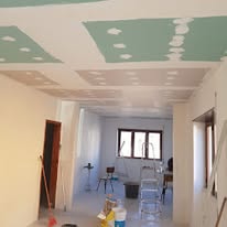 Sala ampla com teto falso executado pela Dr. Pladur